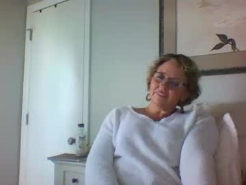 girl Nude Live Cams with momnxtdoor
